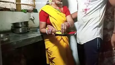 Holi Par Sexy Bhabhi Ko Color Lagakar Kitchen Stand Par Khood Choda