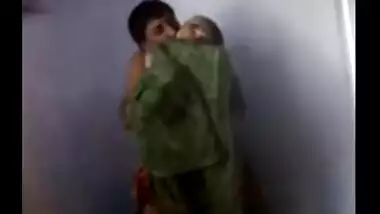 Home sex scandal of older Indian maid aunty in saree!