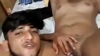 GUY HAVING FUN NARATING GF’S PUSSY TO HIS FRIENDS