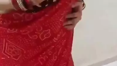 Desi bhabi show her big boob