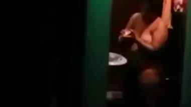 Guy before sex spies on Desi BBW who washes XXX curves in bathroom