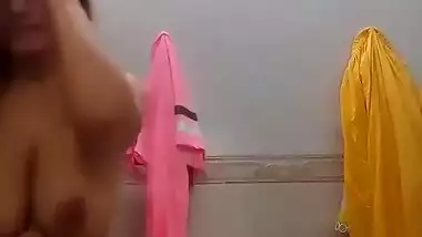Beautiful Bigboob Paki Girl Showing And Bathing
