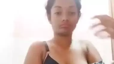 Dusky Desi cutie exposes her natural XXX breasts in selfie video