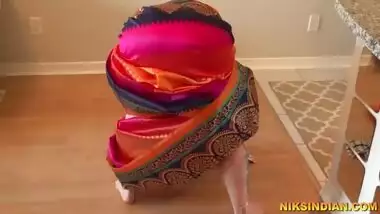 Amma ki saree utha kar choot aur gaand chod diya