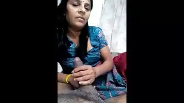 Desi aunty xxx sex – Handjob & blowjob initiated