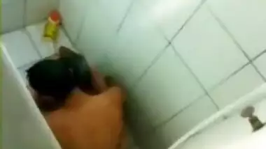 Hidden cam mms of Delhi college teen girl fuck in toilet