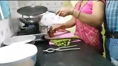 Sexy khana banane wali aurat ko chodaa rasoi ghar me