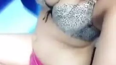 Beautiful Sexy desi Girl Lisping On Closer Song