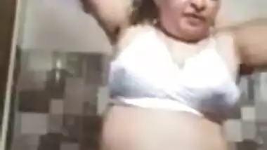 Desi sexy aunty open her dress