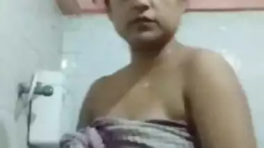 Bigboob Desi Bhabi Make Video For Hubby While Bathing