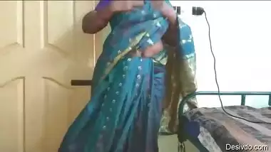 Desi telugu aunty show her boobs n pussy
