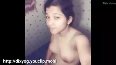 Cute teen teases her boyfriend with a self shot bathing video