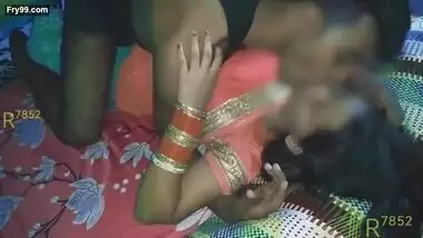 Bhabhi ke boyfriend ne pahle bhabhi ki saree kholi phir blouse or bra khol kar bhabhi ne dudh pilaya with Hindi talk