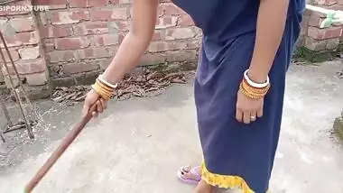 Jhadu Nikal Rhi Bengali Bhabhi Ko Chat Par Room Me Jabardasti Choda