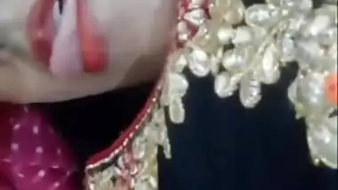 Married Bhabi Showing Boobs