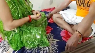 Desi Poonam Ki Dongi Baba Ne Laddu Khila Kar Ki Chudai