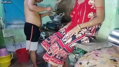 Bengali kitchen pe khana bana raha tha davor or vabi ko lagha sex