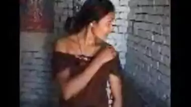 Desi village bhabhi having an outdoor sex