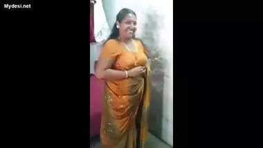 anjali mallu chubby saree aunty stripping in front of lover