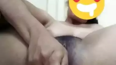 Horny Girl Fingering in Bathroom