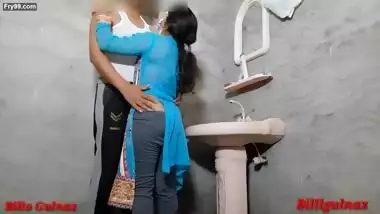 Desi Beautiful girlfriend Fucking In Washroom