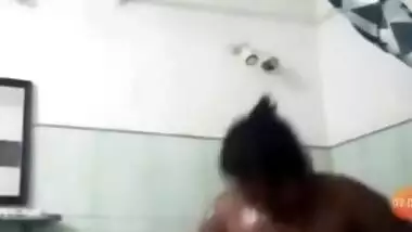 Today Exclusive-lankan Bhabhi Showing Her Bathing On Video Call