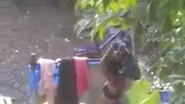 Desi teen girl outdoor bath full nangi