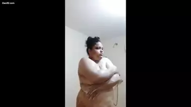 Chubby Indian Bhabi Bathing 3 Clips