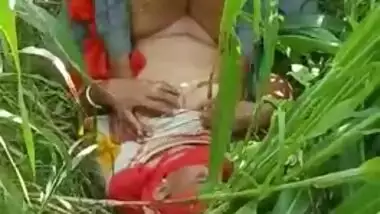 Old man fucks his hot Desi wife in the grass for amateur XXX video