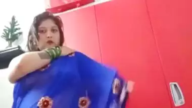 Sexy bhabhi Boob Visable in Sare