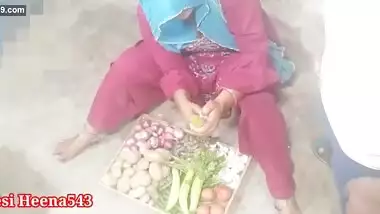 In a clean voice by scolding the sister-in-law who is selling vegetables