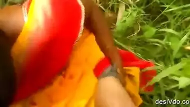 Indian village bhabhi outdoor boob show