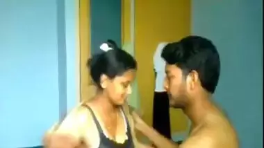 Hot Indian bhabhi home sex with college chap for rent money