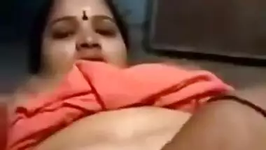 mature aunty showing pussy and fingering in live vid chat