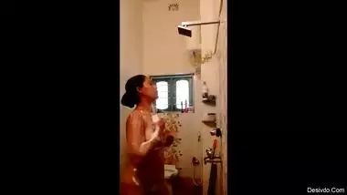 voyeur-sex-of-indian-bhabhi-filmed-taking-shower