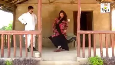 Desi Bhabhi has funny affair in fields