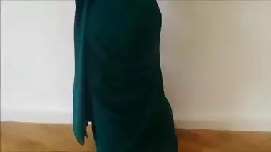 Bhabhi Shaking Her Ass In Sari - Movies....