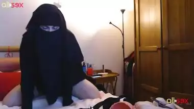 Indian takes off hijab after she rides a dildo for a while