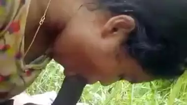 Desi Girl Blowjob in the Field New Clip