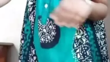 indian mom showing her big ass and fingering her pussy part 1