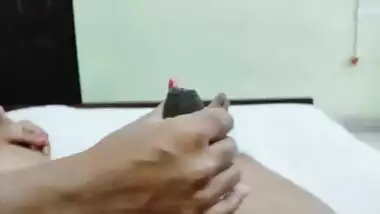 Indian maid gives an erotic massage in a desi sex video