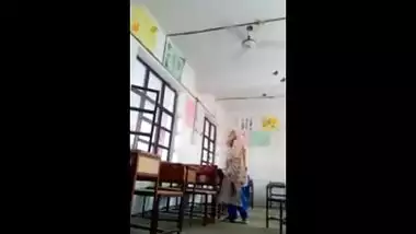 380px x 214px - Muslim teen having a classroom sex with her tutor indian sex video