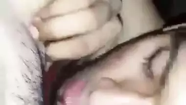 Horny guy licks his GF’s pink pussy in Indian viral porn