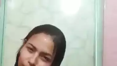 Cute Desi Girl Bathing Vdo