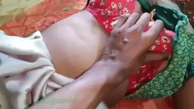 Desi couple gets horny in the park and fuck