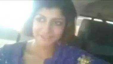 Indian chubby prostitute flashes her boobies in car