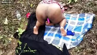 Desi fatty auntyy outdoor fun video 1