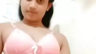 Cute Lankan Babe Showing For BF