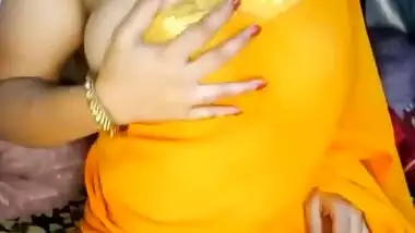 Sexy Aunty Showing her big juicy boobs seducing