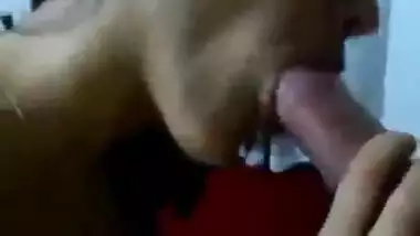 Amateur Desi babe loves sucking cock.